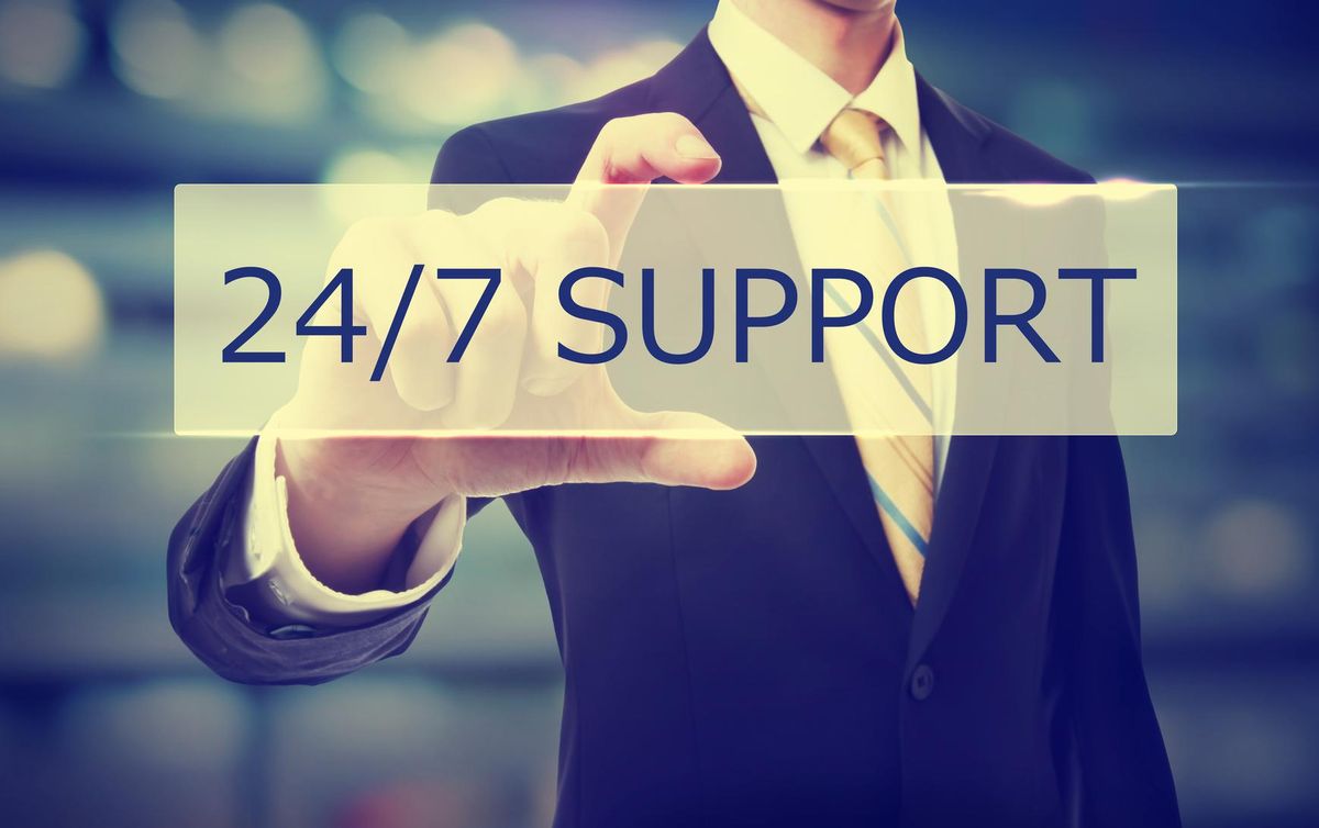 Business man holding 24/7 Support sign
