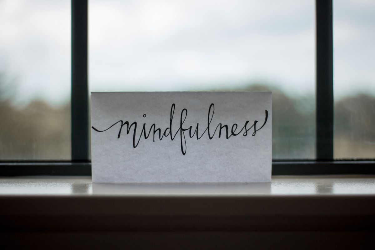 Card with the word mindfulness written on it